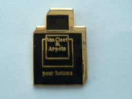 Pin's PARFUM - VAN CLEEF & ARPELS POUR HOMME - Parfums