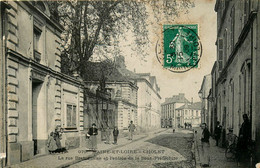 Cholet * La Rue Bretonnaise Et L'entrée De La Sous Préfecture - Cholet