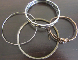 4 Bracelets Divers En Métal Blanc Ou Doré - Armbanden