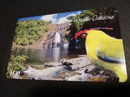 NOUVELLE CALEDONIA  CHIP CARD 25  UNITS   COLOURFULL BIRD BY WATERFALL       ** 4187 ** - Nueva Caledonia