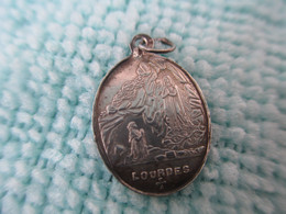 Médaille Religieuse Ancienne/Mille Fois Nous Vous Félicitons Ô Marie Immaculée/Basilique/LOURDES/Argent/1880-1890 CAN666 - Godsdienst & Esoterisme