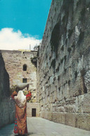 Cpm 10x15  JUDAICA . ISRAEL . JERUSALEM .WAILING WALL (Femme à La Cruche Sur La Tête) - Jodendom