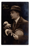 Nouvel An - Bonne Année --1932---Jeune Homme Au Chapeau--Fer à Cheval , Présent Et Fleurs (roses)....à  Saisir - Nieuwjaar