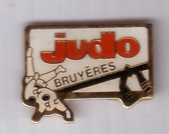 C384 Pin's Judo Club De Bruyères Vosges Ou Bruyères-le-Châtel Essonne Achat Immédiat - Judo