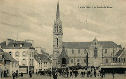 Landivisiau * Place De La Commune Et Sortie De La Messe * Confiserie De La Gaité Bretonne - Landivisiau