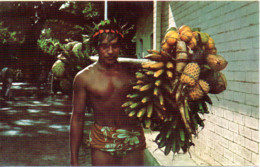 TAHITI   UN PORTEUR DE FRUITS TAHITIEN - Polynésie Française