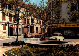 Rozay En Brie * La Place De L'hôtel De Ville * épicerie Confiseur * Automobile Voiture Ancienne - Rozay En Brie