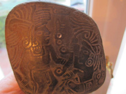 Objet Incas Devant Deux Figures Gravées à L'arrière Comme S Il Sortait De La Plaque Une Tète De Chien Ou Loup - Archaeology