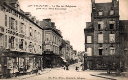 50 VALOGNES La Rue Des Religieuses Prise De La Place Vicq D'Azir  Animée - Valognes