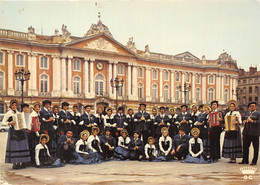 31-TOULOUSE-CITE DES VIOLETTE, LO SOLELH D'OR DEVANT LE CAPITOLE( GROUPE FOLKLORIQUE) - Toulouse