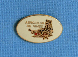 1 PIN'S //  ** AÉROCLUB DE NIMES / OCCITANIE ** - Avions