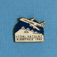 1 PIN'S //  ** AÉROPORT LYON SATOLAS / ALBERTVILLE 92 ** - Avions