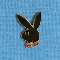 1 PIN'S //  ** LOGO PLAYBOY / LAPIN COQUIN AU NŒUD PAPILLON ROUGE ** - Pin-ups