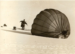 Parachutiste Arrivée Au Sol Dans La Neige- Carte Photo - Fallschirmspringen