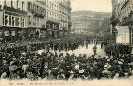 Paris * 2ème * Une Manifestation Rue De La Paix * Grèves Grève Grévistes - District 02