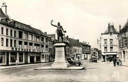 Guise * La Place D'arme * Automobile Voiture Ancienne * Café Tabac * Magasin Commerce BREMARD Et Fils - Guise