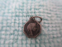 Mini-Médaille Pieuse Ancienne Pour Chaînette /VIERGE/ LOURDES/  Début XXéme Siécle   CAN 667 - Religion &  Esoterik