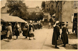 Pont Aven * La Place Du Village Jour De Marché * Bretonnes Coiffes Costume Coiffe Bretagne Finistère - Pont Aven