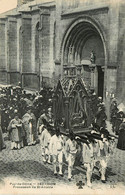 Riom * La Procession De St Amable * Défilé Fête Religieuse Religion - Riom