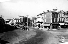 Langon * La Place Charles De Gaulle * Opticien * Automobile Voiture Ancienne * Pharmacie - Langon