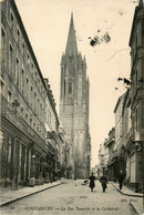 Coutances * La Rue Tancrède Et La Cathédrale - Coutances