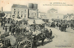 Ancenis * La Place Des Victoires Un Jour De Marché * Foire Aux Cochons Porcs ? - Ancenis