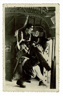 Carton Photo, Format Carte Postale - Parachutiste à Pau (64) Prêt Au Saut Depuis Carlingue - Circulé 1952 - Fallschirmspringen