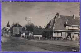 Carte Postale 76. Londinières  Route De Bures    Très Beau Plan - Londinières