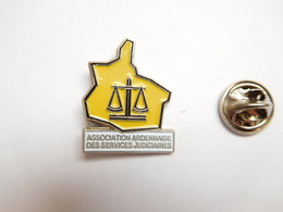 Delcampe - Beau Pin's , Administration , Association Ardennaise Des Services Judiciaires , Justice , Département Ardennes - Administrations