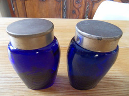 Anciens Pots  De Crème Faciale  X 2 ( Guerlin ? ) En Verre Bleu Avec Bouchons  BE - Accessoires