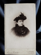 Photo CDV  Voelcker à Saumur  Portrait Femme (Louise Lepelletier)  Grand Chapeau  CA 1895 - L343 - Alte (vor 1900)