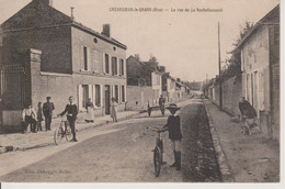 60 - CREVECOEUR LE GRAND - LA RUE DE LA ROCHEFOUCAULD - Crevecoeur Le Grand