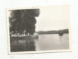 Photographie , 85 X 60 Mm ,  Madagascar , TAMATAVE, Bateau En Feu , Exercice Incendie - Boats