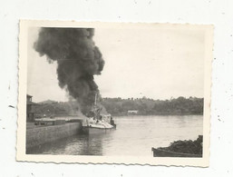 Photographie , 85 X 60 Mm ,  Madagascar , TAMATAVE, Bateau En Feu , Exercice Incendie - Barcos