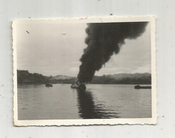 Photographie , 85 X 60 Mm ,  Madagascar , TAMATAVE, Bateau En Feu , Exercice Incendie - Barcos