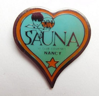 R339 Pin's SAUNA Le Club Courtois Pin'up Pin'ups Nancy Meurthe Moselle Cœur Heart Médecine Achat Immédiat - Pin-ups