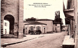 69 - CHIROUBLES -- Ses Coteaux Et Ses Vins Renomés - Place De La Mairie - Chiroubles