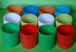 Lot De 12 Anciens VERRES Plastique (Lincet) - 5 Couleurs : 2 ROUGE 2 BLANC 2 VERT 2 JAUNE 2 BLEU - Vers 1970 - Other & Unclassified