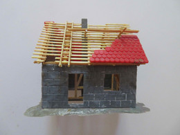 MODELISME FERROVIAIRE: MAQUETTE MAISON EN CONSTRUCTION (FORMAT HO) - Decoración