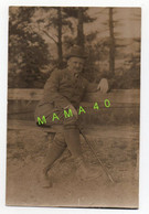 CARTE PHOTO - ALLEMAGNE - APOLDA - UN HOMME ASSIS SUR UN BANC - Apolda