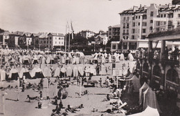 Cpsm 9x14 . ST JEAN DE LUZ (64) La Plage . Le Moderne-Hôtel (Pancarte "Neptune-Club") - Saint Jean De Luz