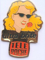 DD399 Pin's Pin'up Pin'ups Fleur Media Presse Télévision Télé Poche Ultra Brite Dent Dentifrice Achat Immédiat - Pin-ups