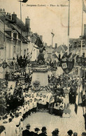 Jargeau * Place Du Martroi * Jour De Fête , Cérémonie Ou Procession ? - Jargeau