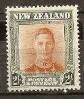 New Zealand  1947  SG  688  2/-d Lightly  Mounted Mint - Ungebraucht