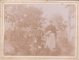 Photo Albuminé Goderville Madame Dupuis Née Louise Perrier Et Son Fils Nourrissant Les Poules 1890  Réf  2667 - Goderville