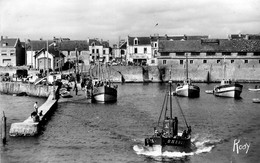 La Turballe * Le Port Près La Poissonnerie * Café De La Marine * Bateau Pêche - La Turballe