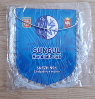 Pennant Handball Club SUNGUL Snezhinks Russia 19x20cm - Handball