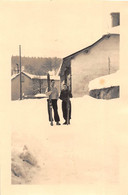 ¤¤  -  SAINT-CERGUES   -  Cliché D'un Couple Se Préparant à Faire Du Ski En 1941  - Sport D'hiver   -   Voir Description - Saint-Cergues