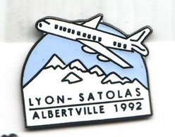 CC70 Pin's Albertville Jeux Olympiques Lyon Satolas Aéroport De Lyon-Saint Exupéry Avion Non Signé Achat Immédiat - Avions