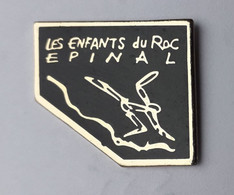 F132 Pin's Les Enfants Du Roc Club D'escalade D'Epinal Vosges à La Carrière Collot Achat Immédiat - Alpinism, Mountaineering